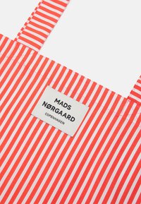 Mads Nørgaard SACKY ATOMA - Saco de mão - cherry tomato