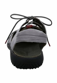 Graue Ledersandale mit offenem Zehen- und Rückenteil, ausgestattet mit Schnürsenkeln und roten Akzenten. Texturierte schwarze Gummisohle mit gemustertem Profil.