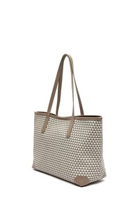 Bež torba s čvrstom strukturom, teksturirane vanjštine s trokutastim uzorkom i glatkim kožnim naglascima. Ima duge ručke i mekano dno.