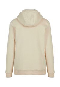 Beige hettegenser med en myk tekstur, lange ermer og ribbestrikket falm. Hetten er rund, og baksiden viser ingen ekstra detaljer.
