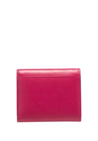 Portafoglio in pelle rosa con una texture liscia, forma rettangolare e bordi cuciti. Presenta un design semplice e non elaborato.