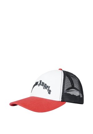 Cappellino trucker in rete bianco e nero con visiera curva rossa e testo gotico "Palm Angels" sul pannello frontale.