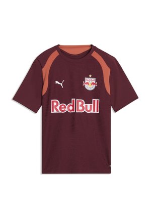 Bordowa koszulka piłkarska Red Bull Salzburg z pomarańczowymi akcentami na ramionach, logo Puma na prawej piersi oraz logo Red Bull na środku przodu.