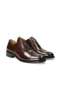 Scarpe eleganti da uomo in pelle marrone con punta arrotondata, design con lacci, cuciture a contrasto e tacco basso nero. Texture liscia con finitura lucida.