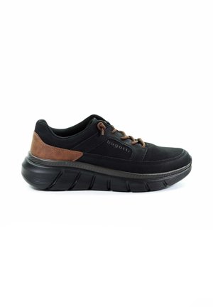 Czarne sneakersy z brązowymi zamszowymi akcentami, z okrągłym noskiem, sznurowanym zapięciem, grubą, teksturowaną podeszwą oraz detalem z logo po boku.