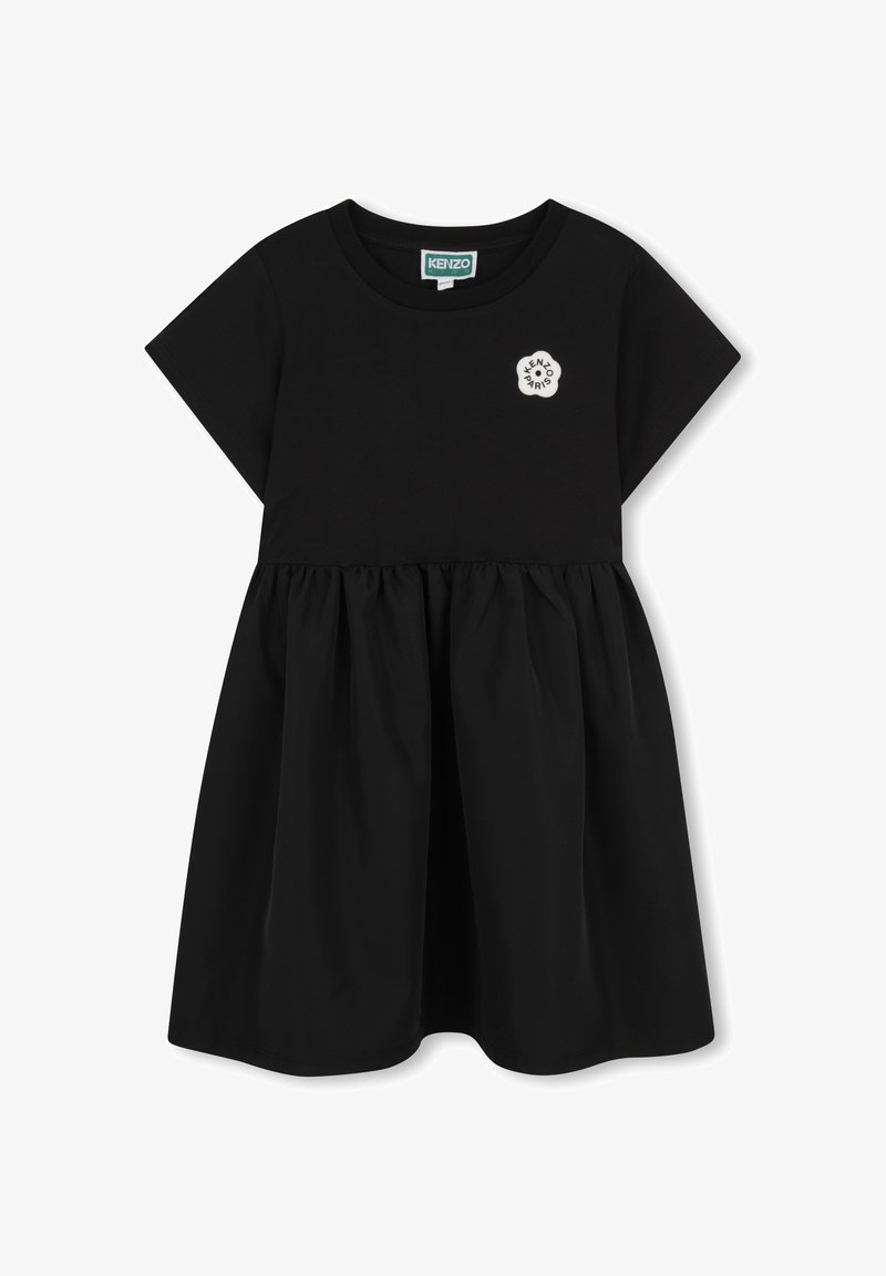 Robe noire à manches courtes avec jupe froncée et petit logo blanc en forme de patch sur la poitrine indiquant "Kenzo Paris".