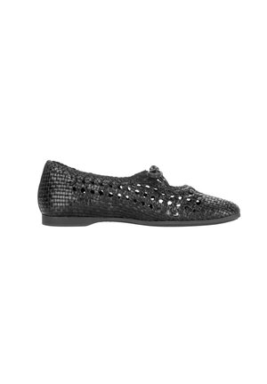 Schwarzer geflochtener Lederflacher Schuh mit Ausschnittmuster und kleinem Schnallendetail, seitlich auf weißem Hintergrund gesehen.