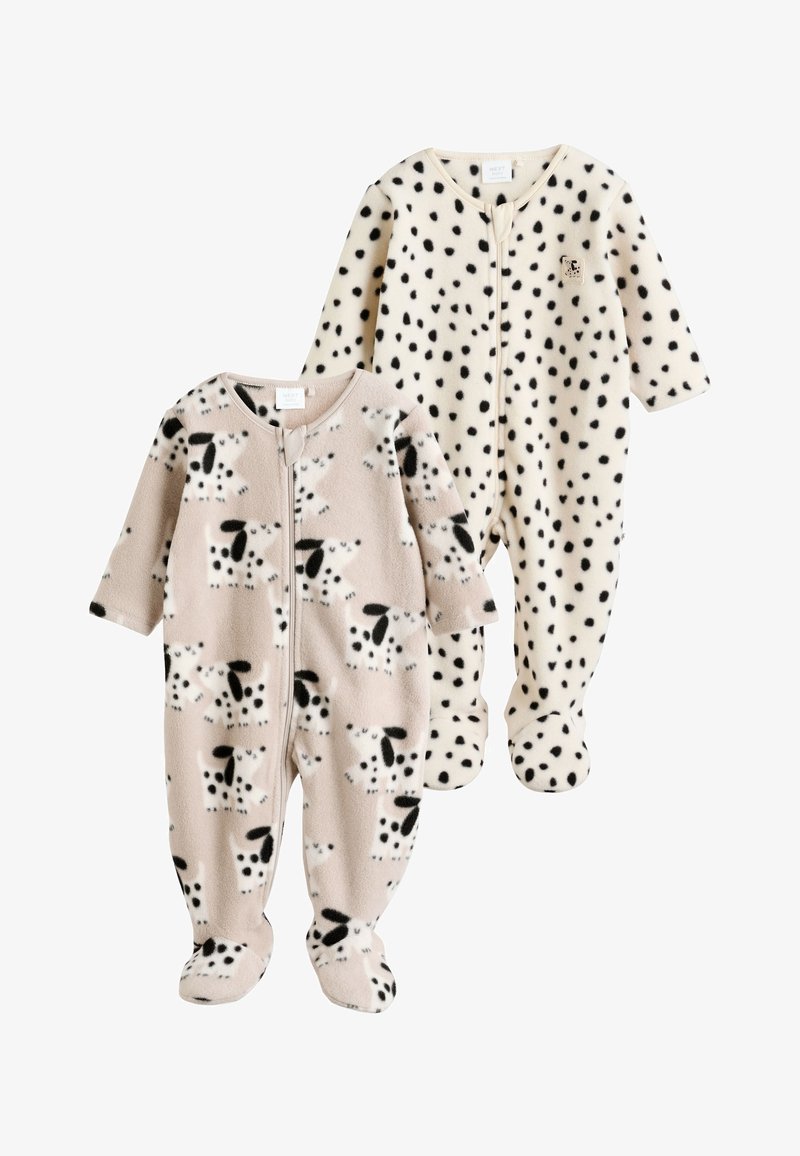 Twee babypakjes van zachte fleece. De ene is beige met een zwart hondenprint, de andere is crème met zwarte stippen. Beide hebben een ritssluiting en een voet ontwerp.