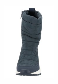 Botte d'hiver rembourrée en marine avec texture matelassée, talon renforcé, semelle en caoutchouc, fermeture éclair latérale et boucle pour un enfilage facile.