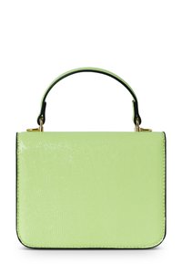 Bolso de mano de imitación cuero verde claro con superficie texturizada, ribete negro y un asa corta unida con herrajes dorados.