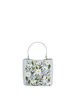 Bolso de mano azul claro con una sola correa, decorado con margaritas blancas bordadas y pequeñas flores azules con hojas verdes.