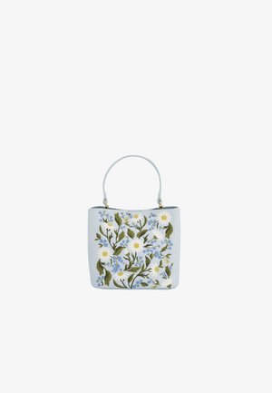Sac à main bleu clair avec une bandoulière unique, décoré de marguerites blanches brodées et de petites fleurs bleues avec des feuilles vertes.