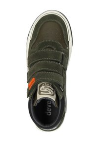 Groene suède high-top sneaker met klittenbandsluitingen, witte rubberen zool en oranje accent. Heeft een gevoerde kraag en een textuur op de neus.