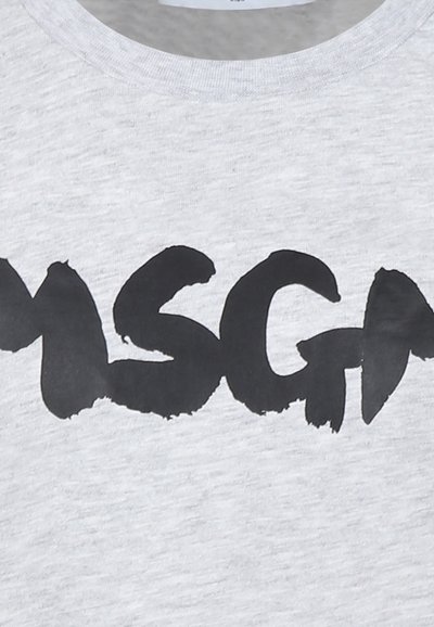 T-shirt in cotone grigio con una grande stampa grafica nera in grassetto. Il tessuto ha un aspetto texture ed è dotato di un classico colletto a girocollo.