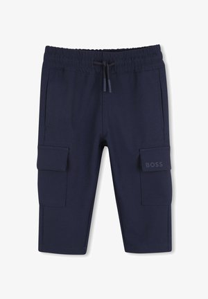 Granatowe spodnie typu cargo dla malucha z elastycznym pasem, sznurkiem do ściągania, dwoma przednimi kieszeniami oraz klapami na nogawkach, z których jedna ma logo "BOSS".