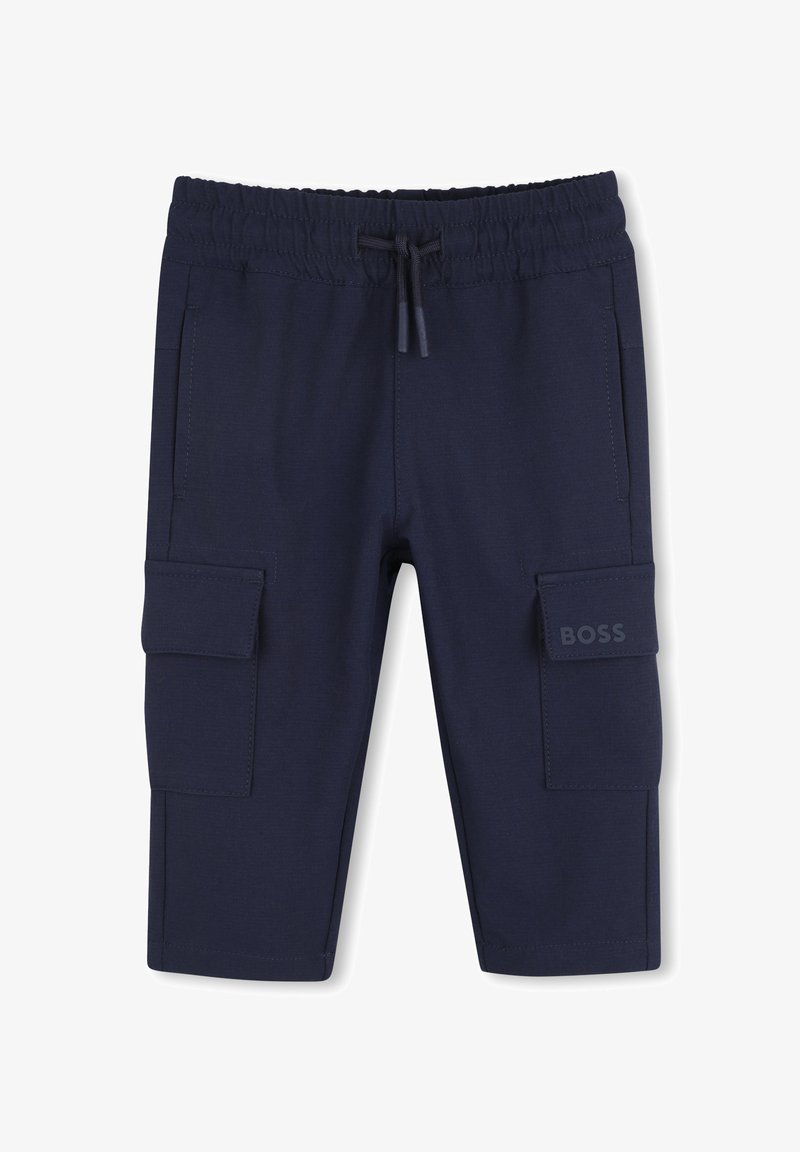 Granatowe spodnie typu cargo dla malucha z elastycznym pasem, sznurkiem do ściągania, dwoma przednimi kieszeniami oraz klapami na nogawkach, z których jedna ma logo "BOSS".