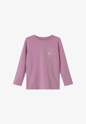 Camiseta de manga larga en suave algodón rosa, con un sutil gráfico de estrellas en colores iridiscentes en el área del pecho izquierdo.