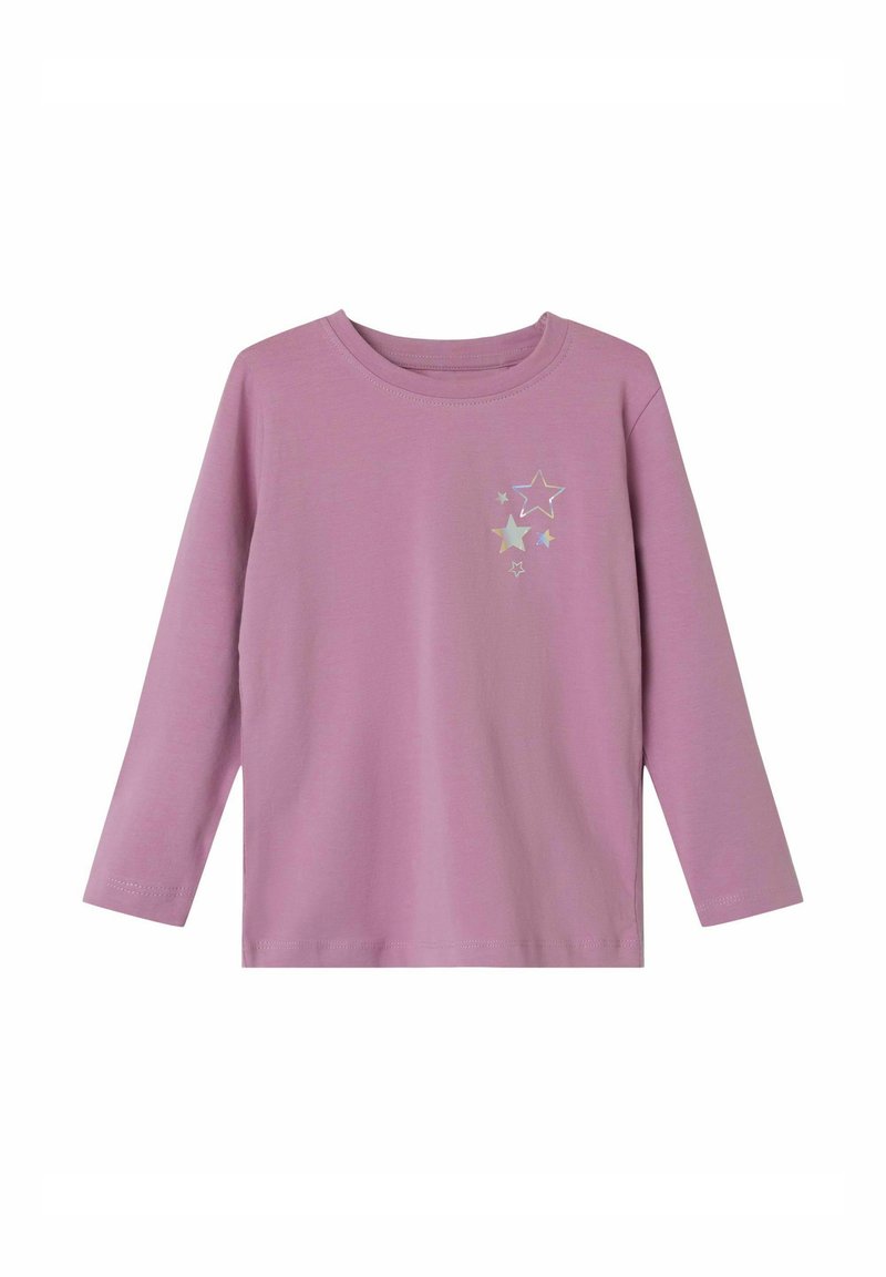 Camiseta de manga larga en suave algodón rosa, con un sutil gráfico de estrellas en colores iridiscentes en el área del pecho izquierdo.