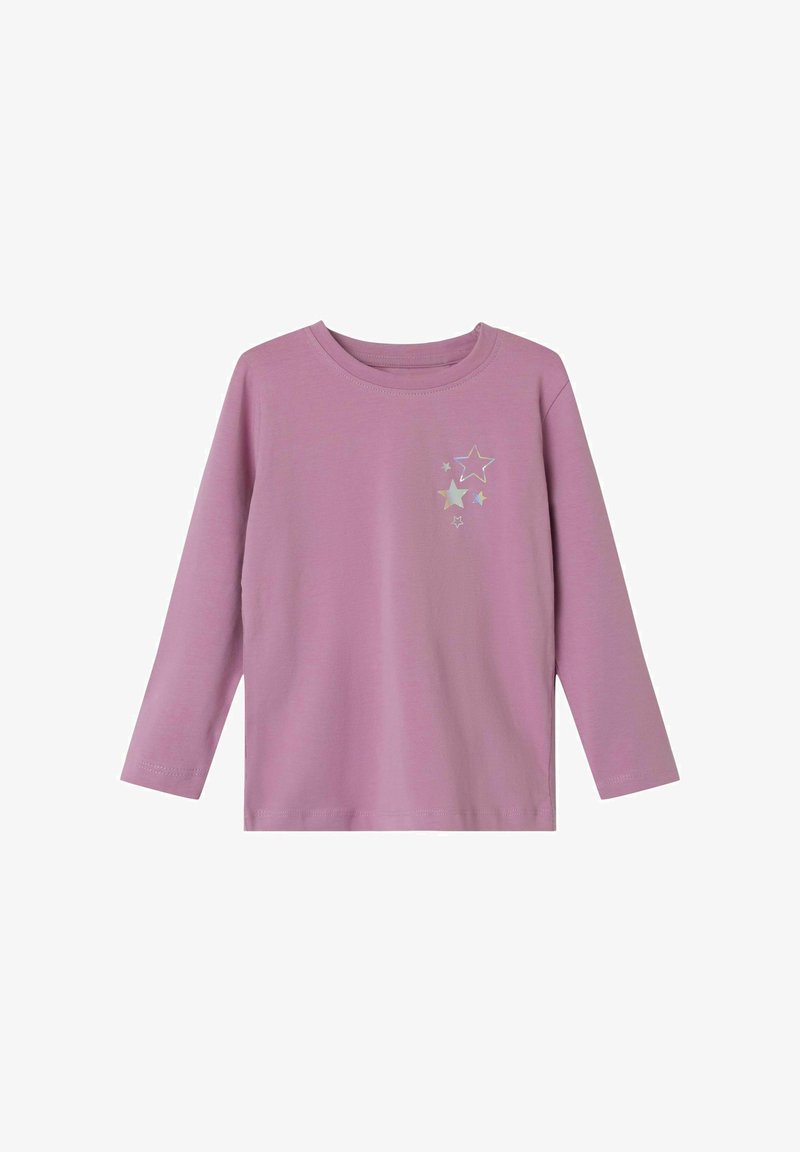 Camiseta de manga larga en suave algodón rosa, con un sutil gráfico de estrellas en colores iridiscentes en el área del pecho izquierdo.