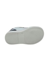 Suola di sneaker bianca con motivo di grip testurizzato, bordi lisci e branding minimale. Costruzione robusta, progettata per comfort e durata.