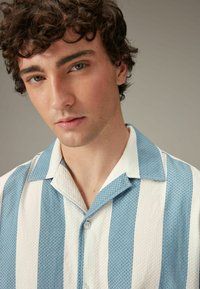 Next TEXTURED STRIPE SHORT SLEEVE WITH COLLAR  - REGULAR FIT - Vapaa-ajan kauluspaita - blue