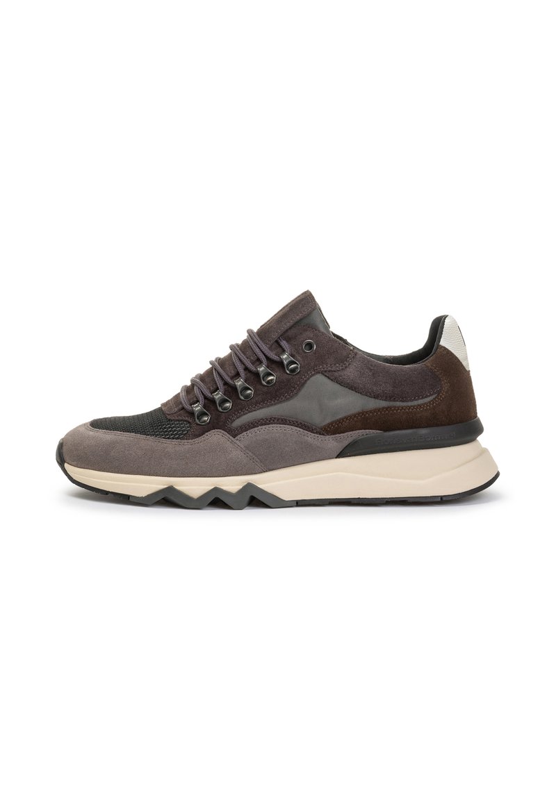 Sneaker grigio e marrone con una tomaia in suede testurizzato e mesh, lacci rotondi, occhielli in metallo e una suola chunky bianca e nera.