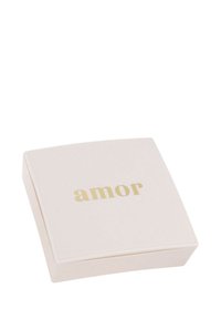 Scatola quadrata color crema con una superficie liscia e angoli arrotondati, con la parola "amor" in lettering dorato sulla parte superiore.