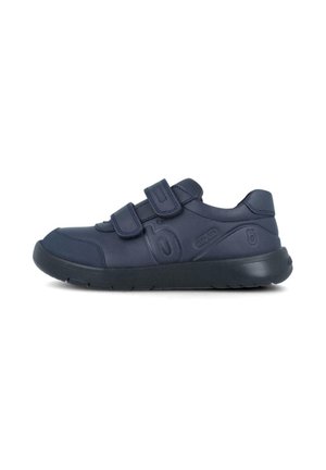 Zapatilla de deporte azul marino con dos correas ajustables de Velcro, parte superior sintética lisa, suela de goma negra y un detalle de logo texturizado en el costado.