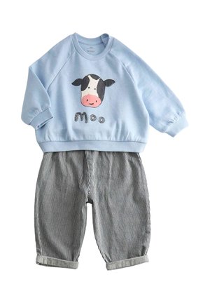 Jasnoniebieska bluza dla malucha z twarzą krowy i napisem "Muu" w zestawie z czarno-białymi spodniami w paski.