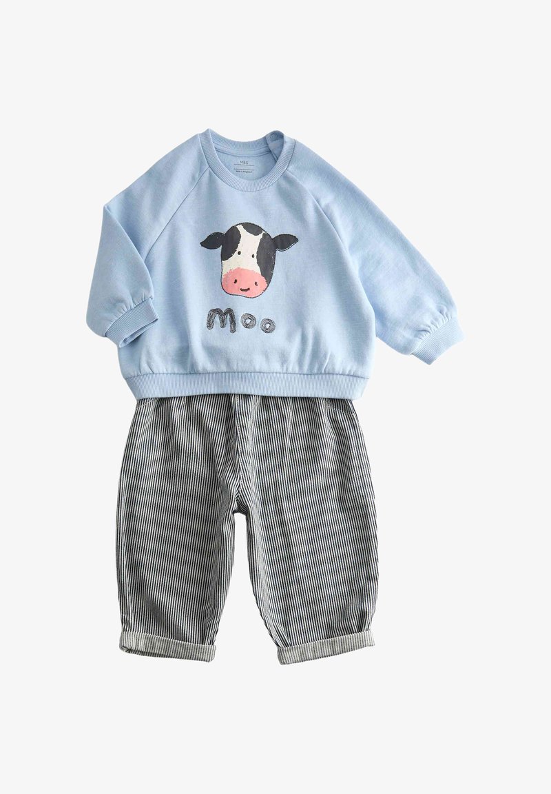 Felpa azzurro chiaro per bambino con faccia di mucca e scritta "Moo" abbinata a pantaloni a righe bianche e nere.