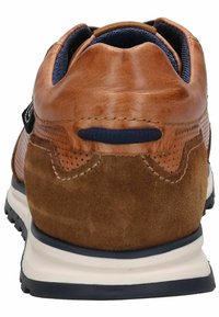 Braune Leder- und Wildledersneaker mit einem perforierten Design, gepolstertem Kragen und Gummisohle, ausgestattet mit einem kontrastierenden marineblauen Textilfutter.