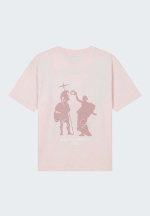 T-shirt rose clair avec un imprimé au dos représentant deux figures classiques, l'une tenant une lance et un bouclier, l'autre offrant une couronne de laurier, avec un texte en dessous.