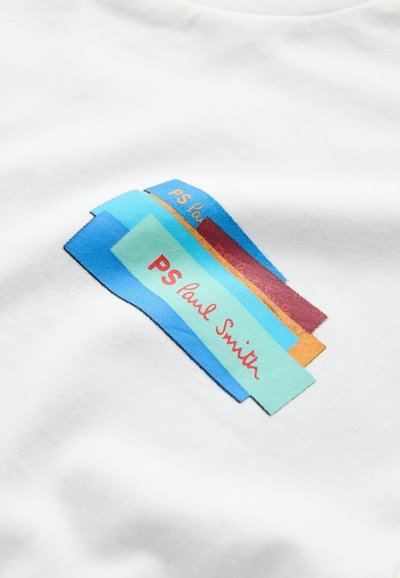 T-shirt en coton blanc avec un motif brodé de bandes de couleur en bleu, aqua, marron et rouge, avec l'inscription "PS Paul Smith" en lettres rouges cursives.