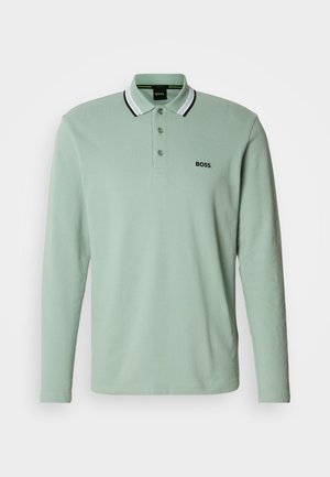 Langermet poloshirt i lys grønn bomull, med svart- og hvitstripet krage og en liten svart "BOSS"-logo på brystet.