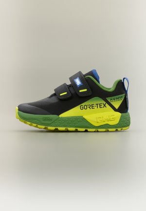 Schwarzer und neongrüner Gore-Tex-Sneaker mit doppelten Klettverschlüssen, strukturiertem Profil und blauem Fersenlasche, für den Ganzjahresgebrauch konzipiert.