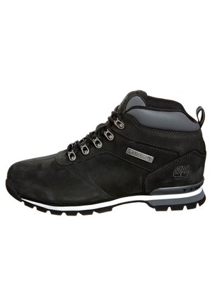 Stivale da trekking in pelle nera con accenti grigi, design con lacci, colletto imbottito e suola texturizzata. Presenta un logo argentato sul lato.