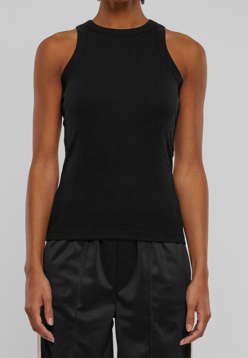 Černý tílko bez rukávů vyrobené z pružné látky. Má přiléhavý střih s kulatým výstřihem a minimálním množstvím švů pro hladkou siluetu.