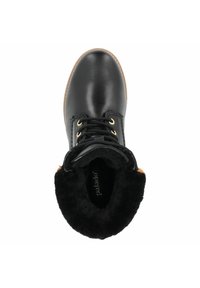 Botín negro hasta el tobillo con un exterior de cuero suave, ojales dorados y forro de piel sintética negra. Presenta una puntera redonda y una suela texturizada.