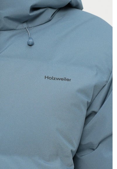 Ljusblå puffjacka med en slät yta, utrustad med en dragsko-hoodie och "Holzweiler"-logotypen på bröstet.