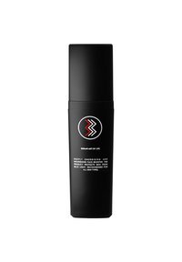 Czarna, cylindryczna butelka serum z pompką na górze. Na froncie znajduje się okrągłe logo w czerwono-białych kolorach oraz szczegóły dotyczące produktu napisane białym tekstem.