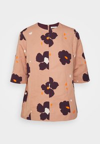 Top curto de manga curta em tecido rosa com padrão de flores. Apresenta flores roxas escuras com detalhes em laranja e branco, e um decote redondo.