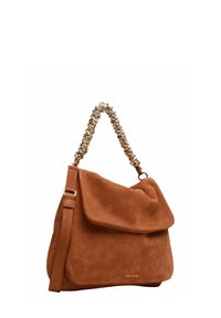 Borsa in camoscio marrone con una grande patta, una superficie strutturata e un manico corto a catena. Include una tracolla regolabile.