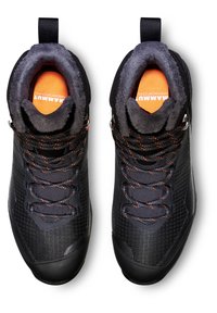 Svart fottursko med teksturert overdel, oransje detaljer og grå fleeceforing. Har fremtredende snøring og løkker til å trekke i på tungen.