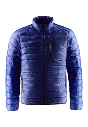 Blaue, isolierte Jacke mit hohem Kragen, horizontalem Steppmuster, durchgehendem Reißverschluss und Seitentaschen. Mit einer Brusttasche mit Branding.