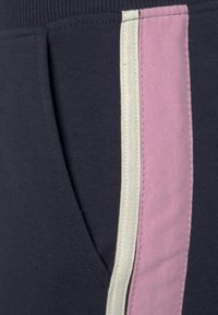 Marineblaue Sweatpants mit einem Seitenpaneeldesign in Hellgrau und Pink, glatter Textur und einem schrägen Taschennahtdetail.