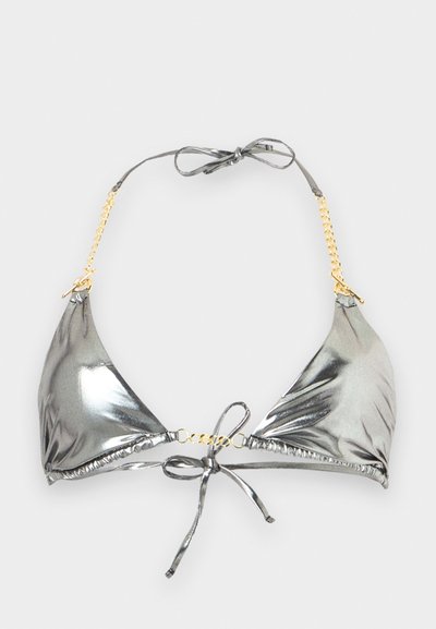 Ασημένιο μεταλλικό τριγωνικό τοπ μπικίνι με χρυσά αλυσίδα ράντες και ρυθμιζόμενους δεσίματα στο λαιμό και την πλάτη σε απλό φόντο.