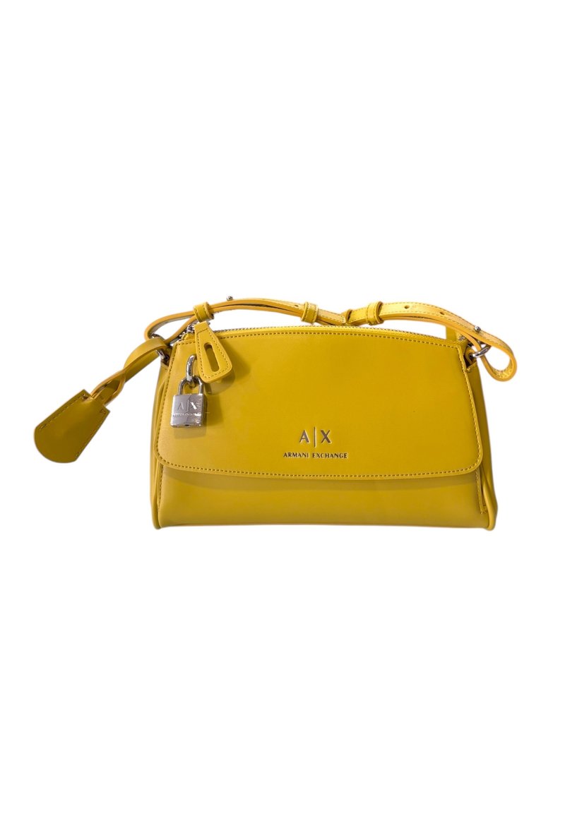 Borsa a tracolla in pelle gialla con design pieghevole, hardware argentato e dettaglio di lucchetto. Presenta una tracolla rimovibile e dettaglio con logo.
