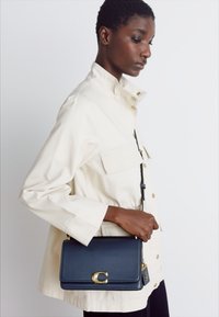 COACH LUXE REFINED BANDIT SHOULDER  - Taška s příčným popruhem - denim