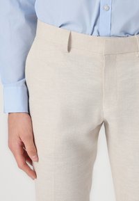 Isaac Dewhirst THE WEDDING LOOK SUIT SLIM - Κοστούμι - beige