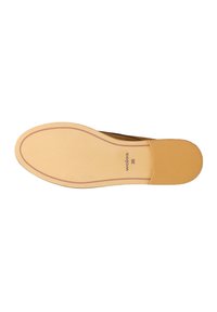 Suola di una scarpa in pelle marrone con una finitura liscia e opaca. Presenta una suola di un beige chiaro contrastante con dettagli cuciti e un logo del marchio.